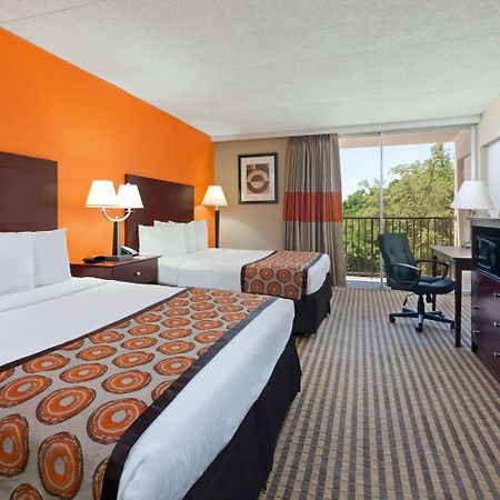 Howard Johnson By Wyndham Arlington Ballpark / Six Flags Exterior foto
